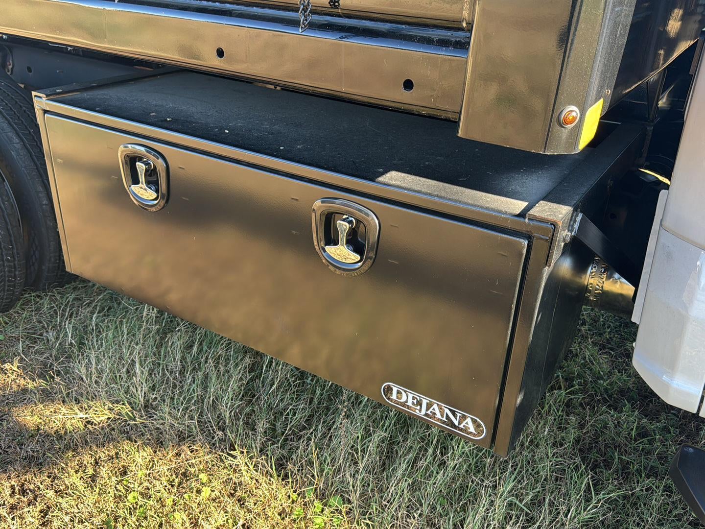 2024 Ford Super Duty F-550 DRW 12' RUGBY HEAVY DUTY STAKELESS LANDSCAPE BODY, 48" BARN DOORS, MANUAL TARP, 36' FULL CAB SHIELD, DROP DOWN COMBO HITCH 2 5/16"