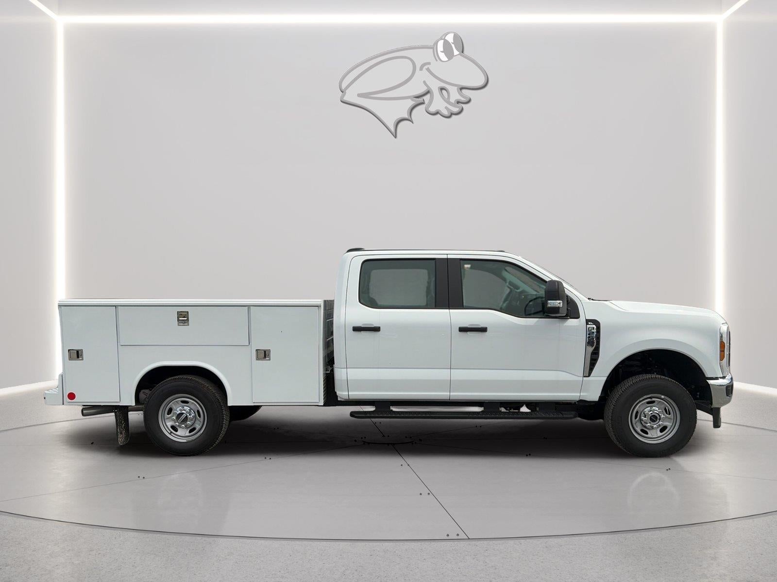 2026 Ford Super Duty F-250 SRW 8' READING CLASSIC II SERVICE BODY, C260 PACKAGE, CLASS V HITCH