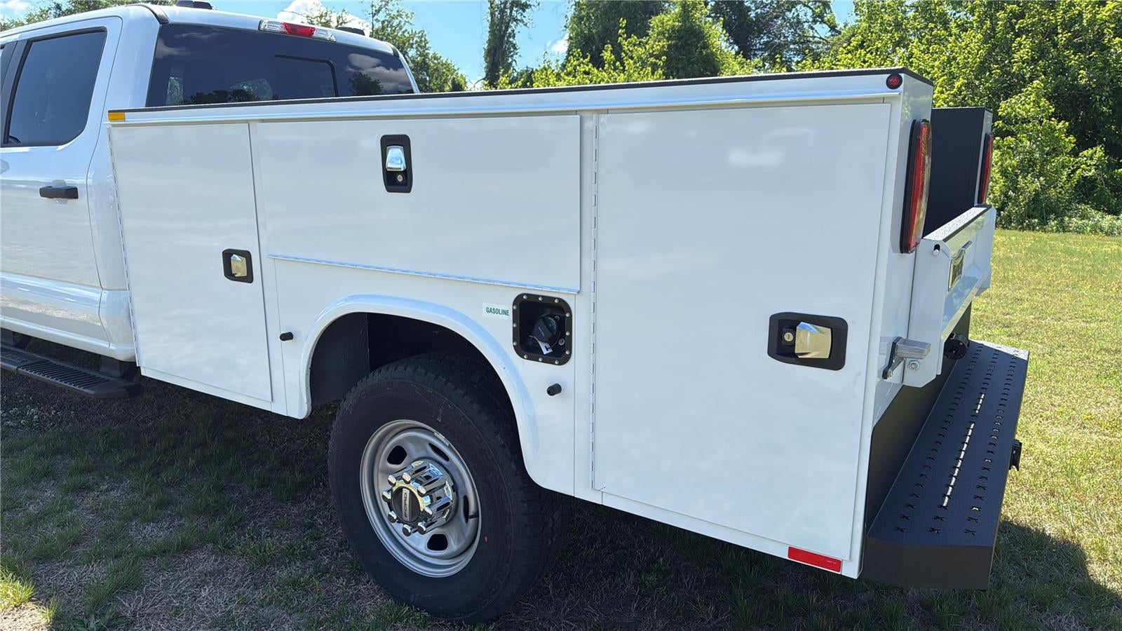 2026 Ford Super Duty F-350 SRW 9' KNAPHEIDE SERVICE BODY, CLASS V HITCH, SPRAY IN LINER, REMOTE LOCKS