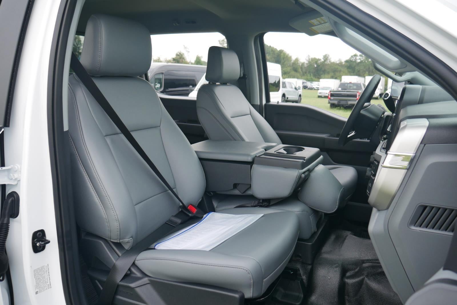 2025 Ford Super Duty F-350 9' KNAPHEIDE SERVICE BODY,REMOTE LOCKS, SPRAY IN LINER, CLASS V HITCH, LED COMPARTMENT LIGHTS