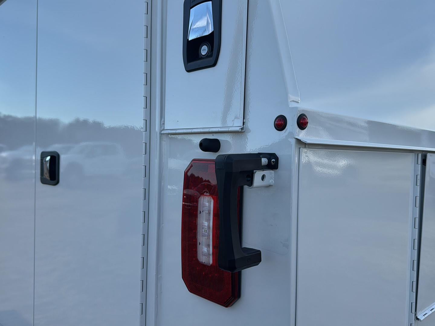 2026 Ford E-Series Cutaway 10' KNAPHEIDE KUV UTILITY VAN, MASTER LOCKING SYSTEM, CLASS V HITCH, 3 BOW LADDER RACK