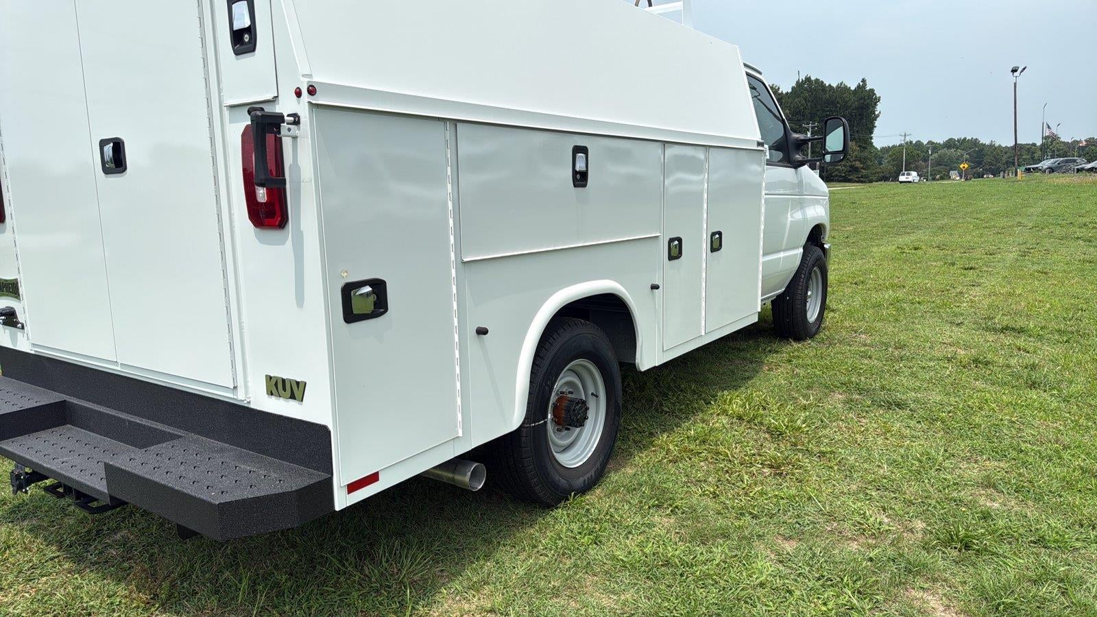 2027 Ford E-Series Cutaway 10' KNAPHEIDE KUV LOW ROOF ENCLOSED SERVICE BODY, MASTER LOCK SYSTEM, CLASS V HITCH, 3 BOW LADDER RACK