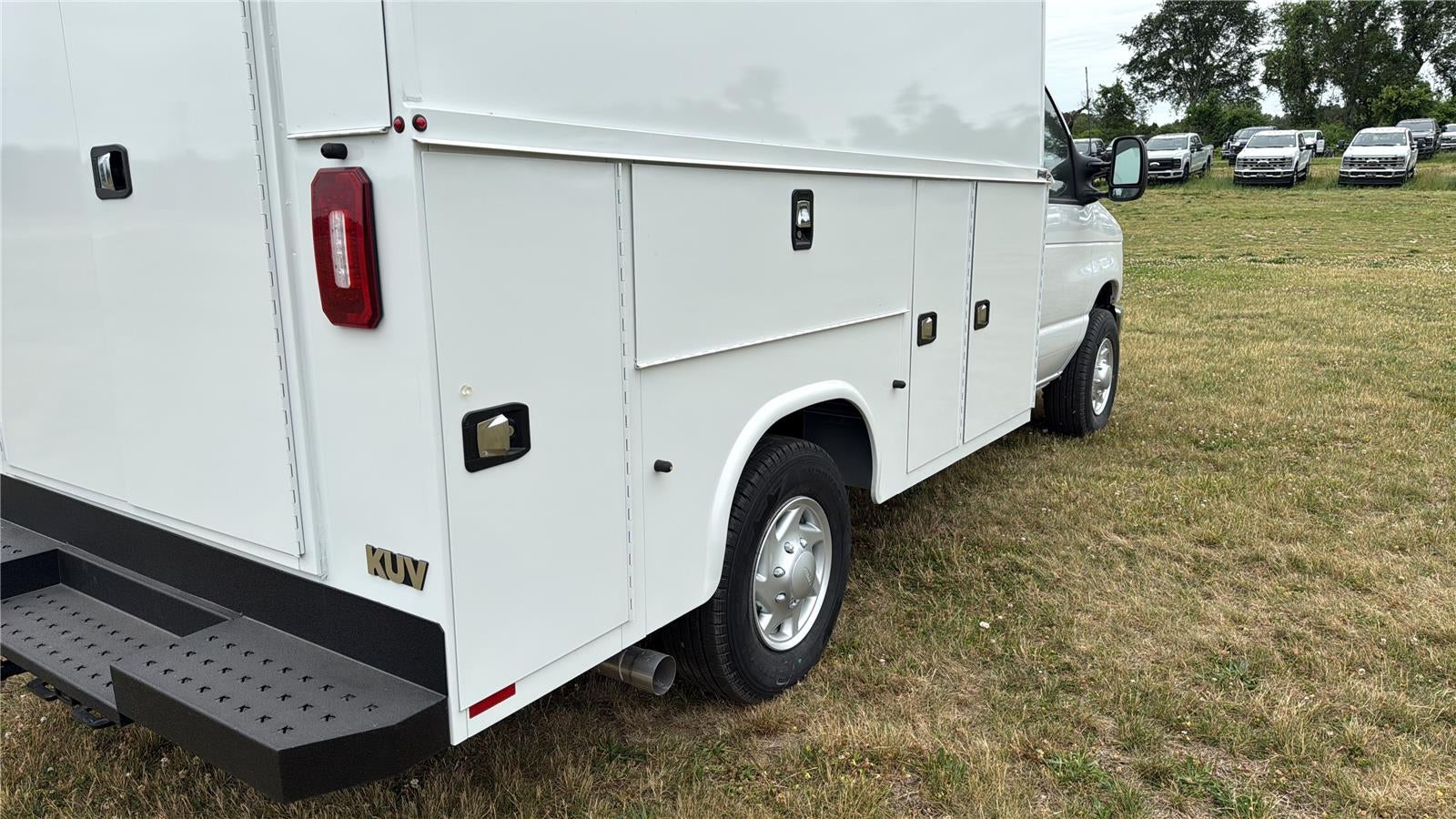 2026 Ford E-Series Cutaway 10' KNAPHEIDE KUV BODY BACK UP CAMERA CLASS V RECEIVER HITCH 3 BOW LADDER RACK