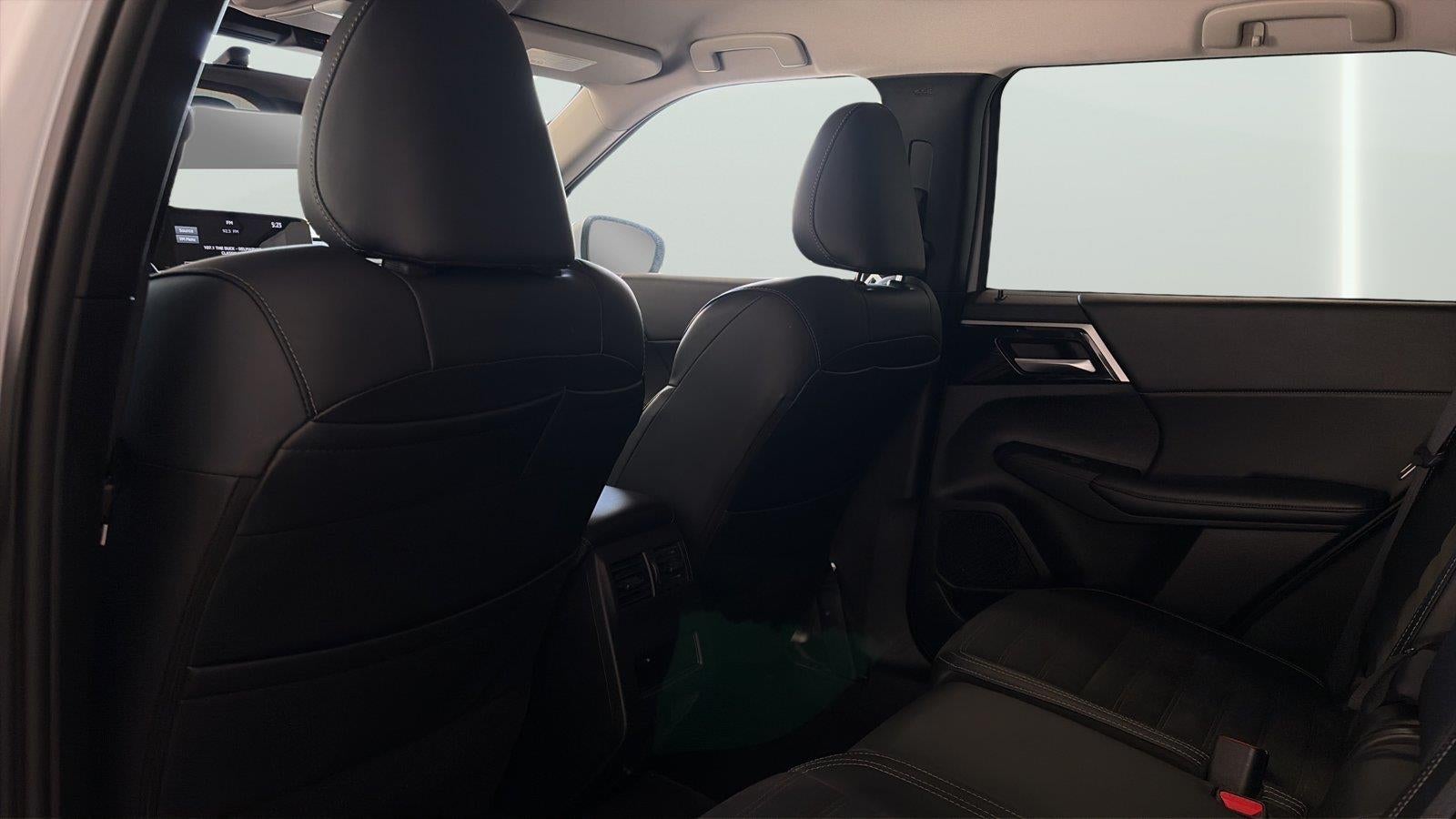 2024 Mitsubishi Outlander Base